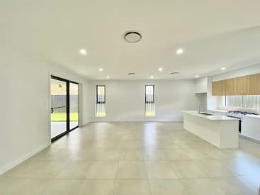 l-RayWhite-12031051-3