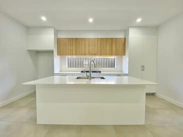 l-RayWhite-12031051-4