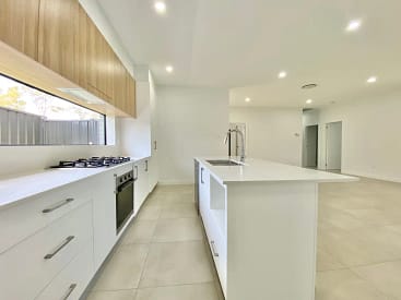 l-RayWhite-12031051-5