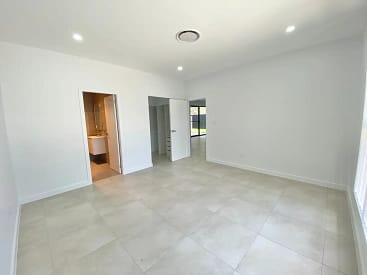 l-RayWhite-12031051-7