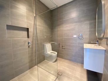 l-RayWhite-12031051-8