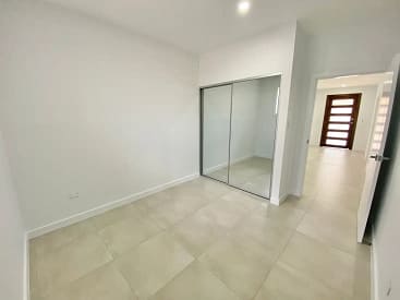 l-RayWhite-12031051-9